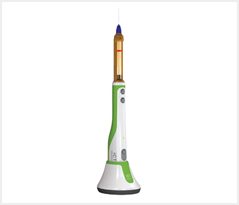 충전 거치대에 놓인 치과용 무선 주입 장비